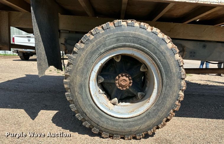 image for item NE9022 1995 Ford F700  dump flatbed truck