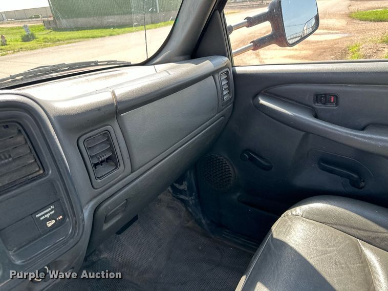 image for item NE9023 2003 Chevrolet 3500  flatbed pickup truck