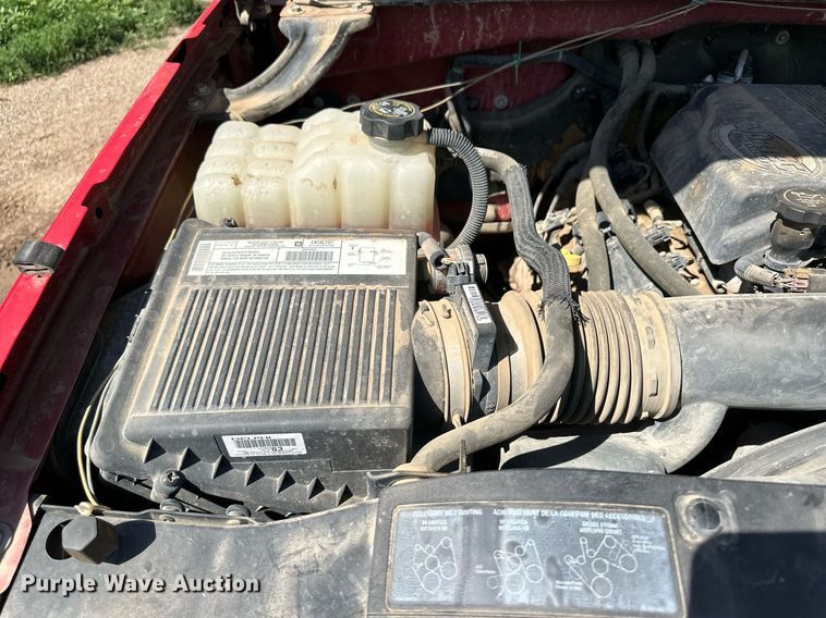 image for item NE9023 2003 Chevrolet 3500  flatbed pickup truck