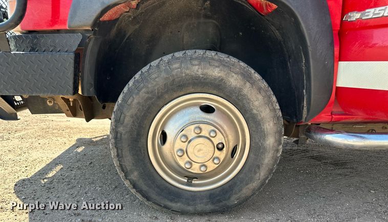 image for item NE9023 2003 Chevrolet 3500  flatbed pickup truck