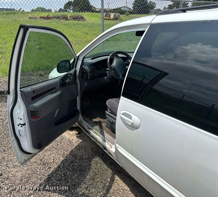 image for item NP9758 2000 Chrysler Town & Country  van