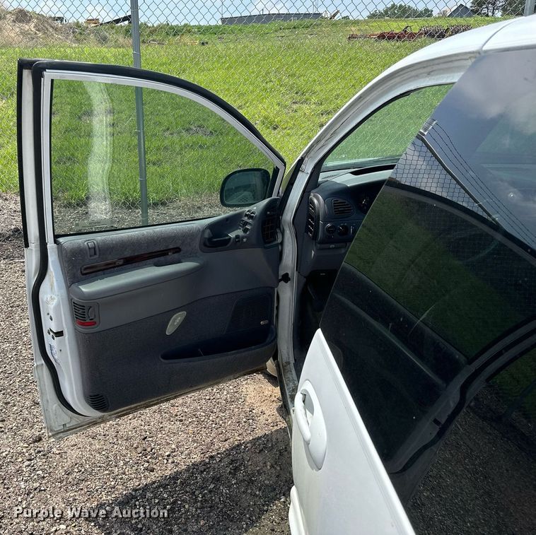 image for item NP9758 2000 Chrysler Town & Country  van