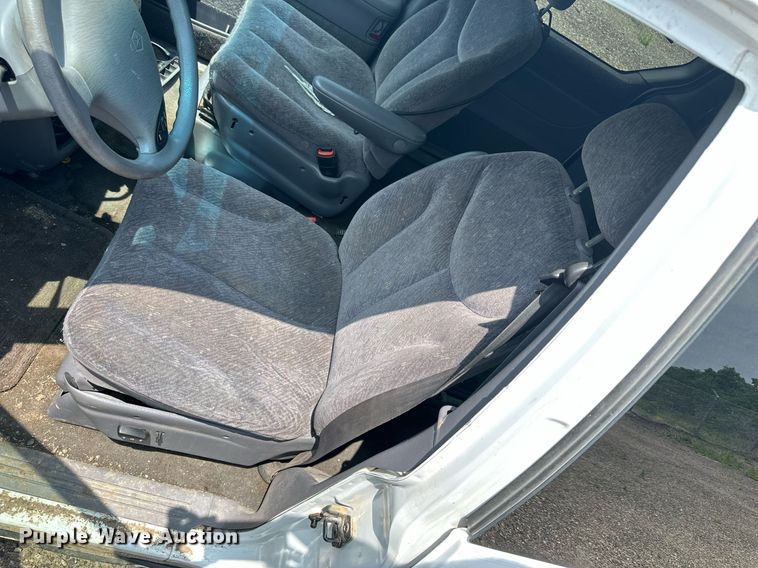 image for item NP9758 2000 Chrysler Town & Country  van