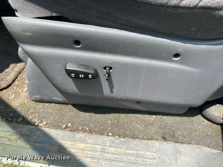 image for item NP9758 2000 Chrysler Town & Country  van