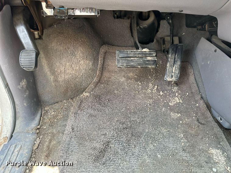 image for item NP9758 2000 Chrysler Town & Country  van