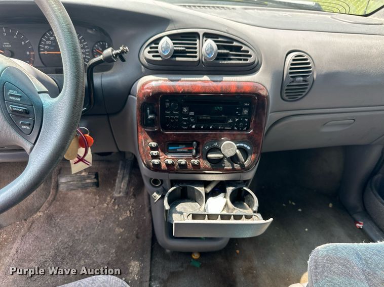 image for item NP9758 2000 Chrysler Town & Country  van