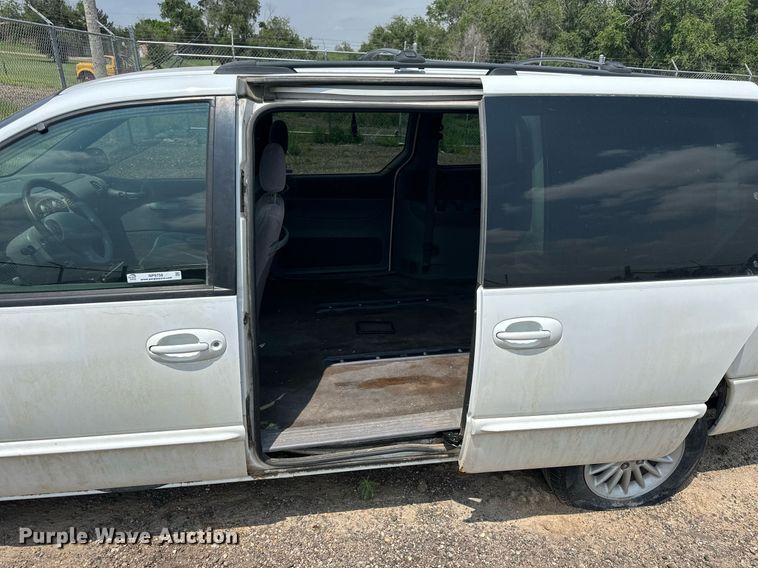 image for item NP9758 2000 Chrysler Town & Country  van