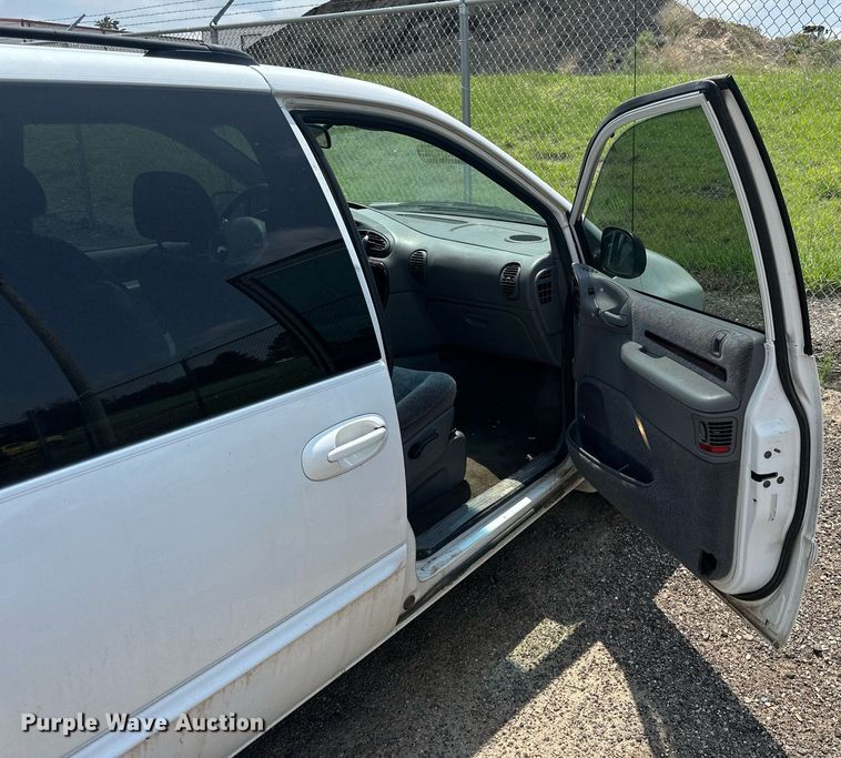 image for item NP9758 2000 Chrysler Town & Country  van