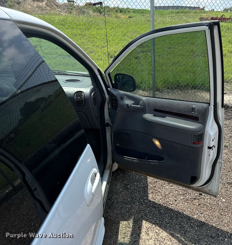 image for item NP9758 2000 Chrysler Town & Country  van