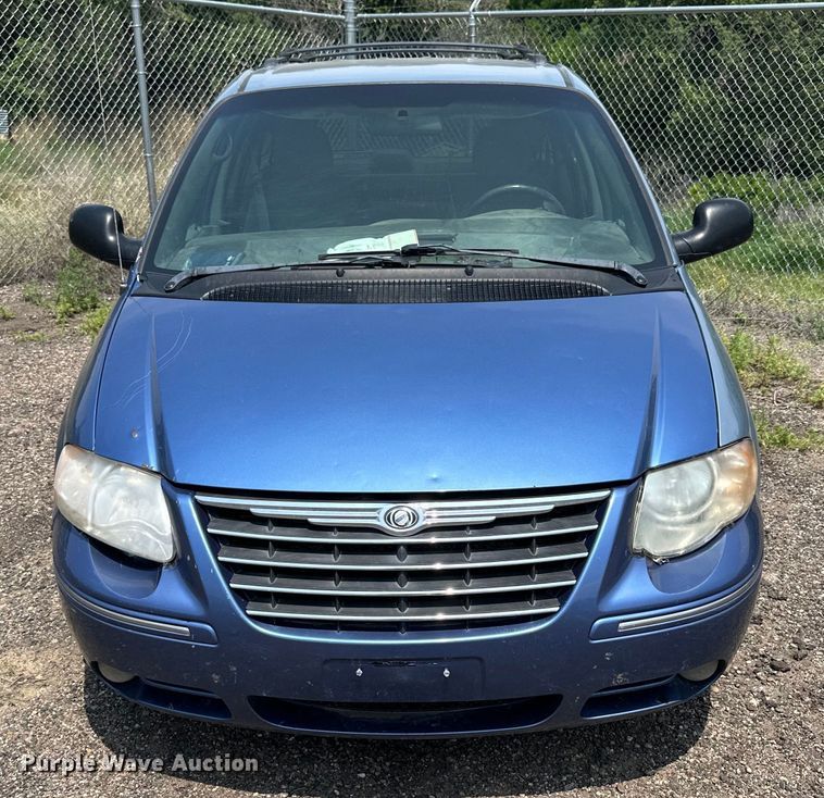image for item NP9759 2005 Chrysler Town & Country  van