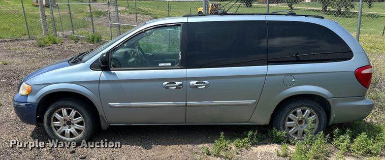 image for item NP9759 2005 Chrysler Town & Country  van