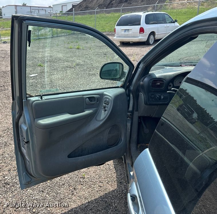 image for item NP9759 2005 Chrysler Town & Country  van