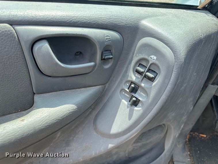 image for item NP9759 2005 Chrysler Town & Country  van