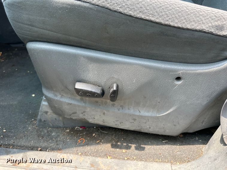 image for item NP9759 2005 Chrysler Town & Country  van