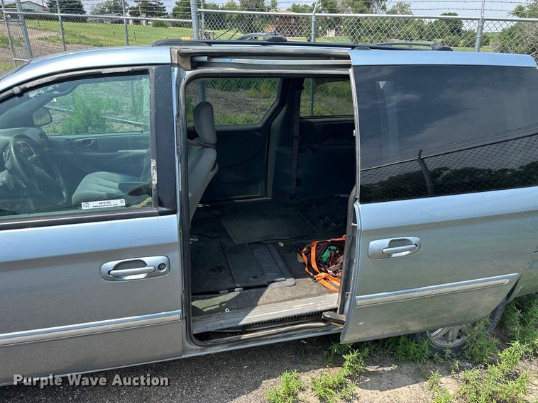 image for item NP9759 2005 Chrysler Town & Country  van