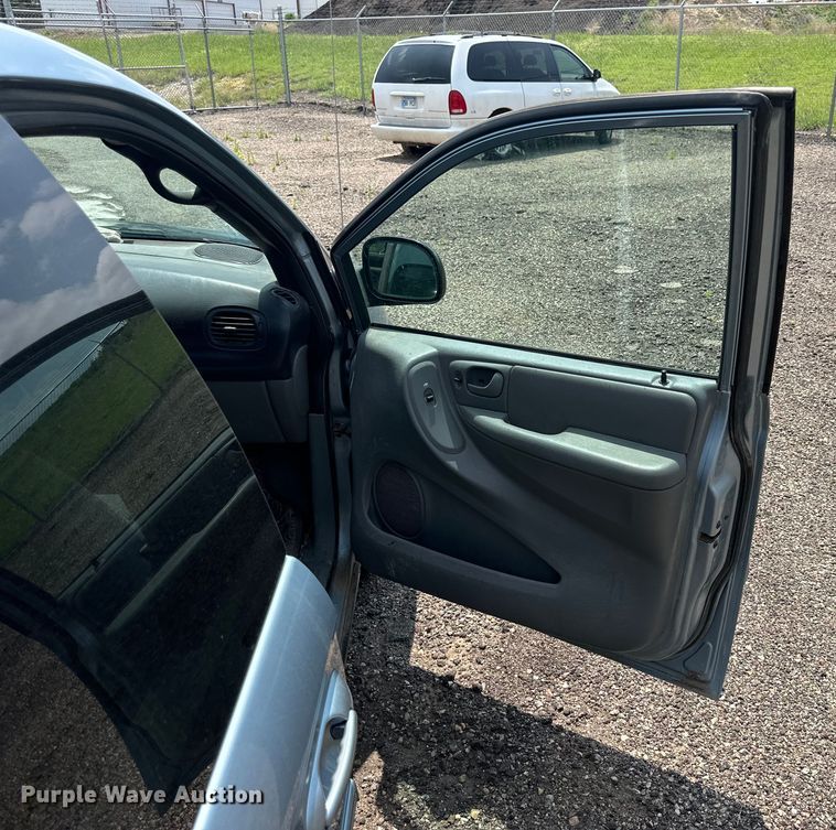 image for item NP9759 2005 Chrysler Town & Country  van