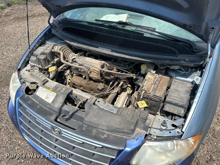 image for item NP9759 2005 Chrysler Town & Country  van