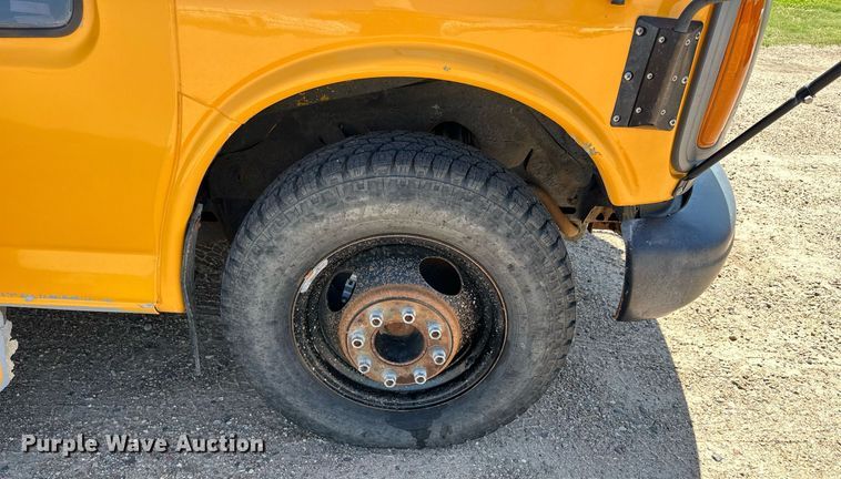 image for item NP9761 2001 Thomas  school bus