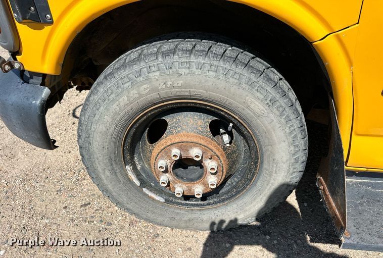 image for item NP9761 2001 Thomas  school bus