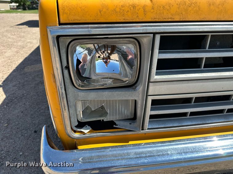 image for item NP9762 1987 Chevrolet Suburban  SUV