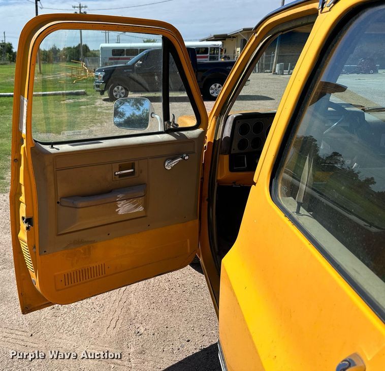 image for item NP9762 1987 Chevrolet Suburban  SUV