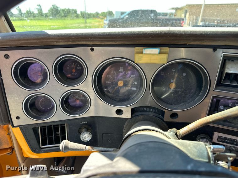 image for item NP9762 1987 Chevrolet Suburban  SUV