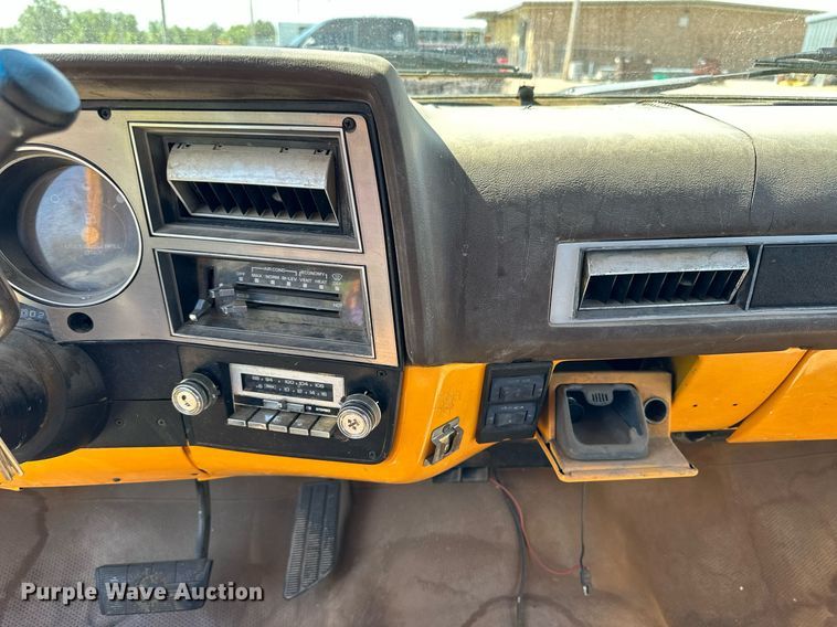 image for item NP9762 1987 Chevrolet Suburban  SUV