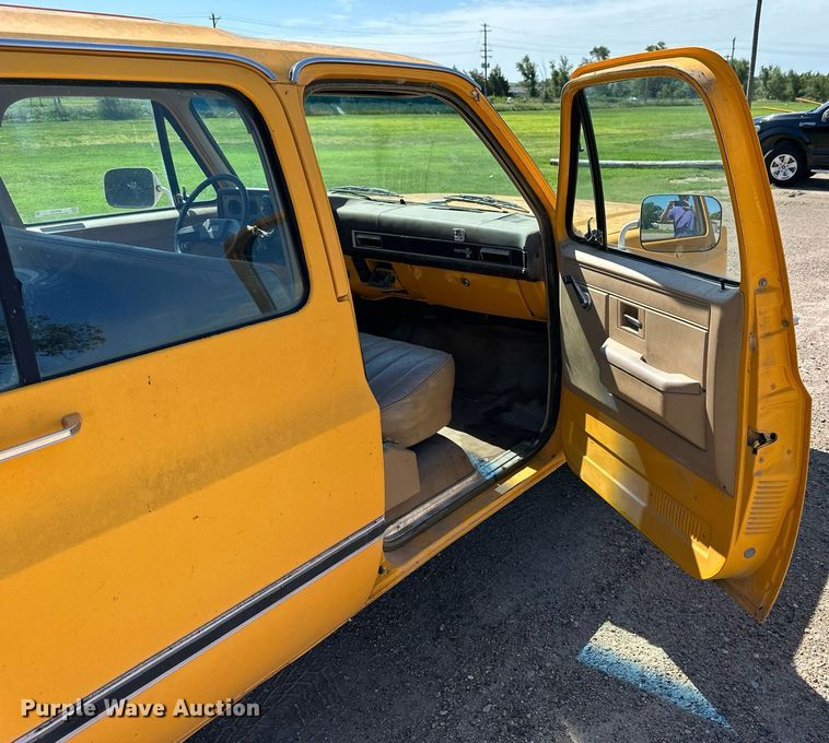 image for item NP9762 1987 Chevrolet Suburban  SUV