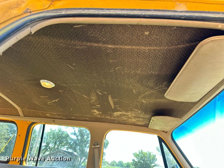 image for item NP9762 1987 Chevrolet Suburban  SUV