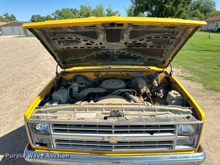 image for item NP9762 1987 Chevrolet Suburban  SUV