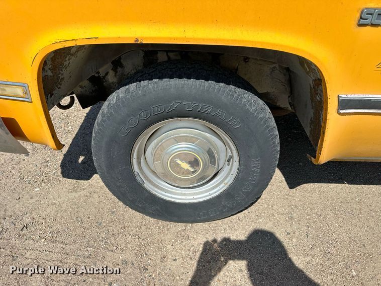 image for item NP9762 1987 Chevrolet Suburban  SUV