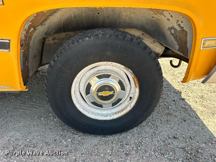 image for item NP9762 1987 Chevrolet Suburban  SUV