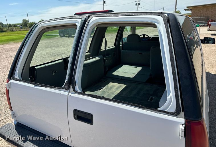 image for item NP9763 1996 Chevrolet Suburban  SUV