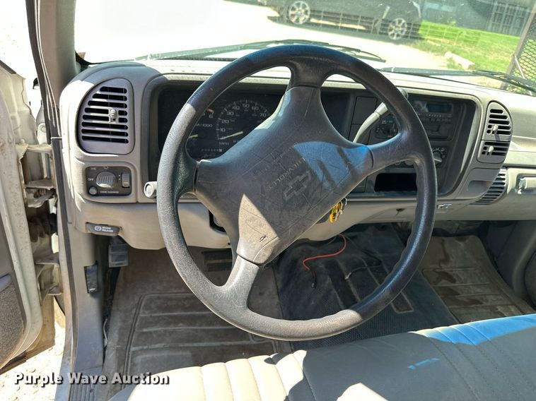 image for item NP9763 1996 Chevrolet Suburban  SUV