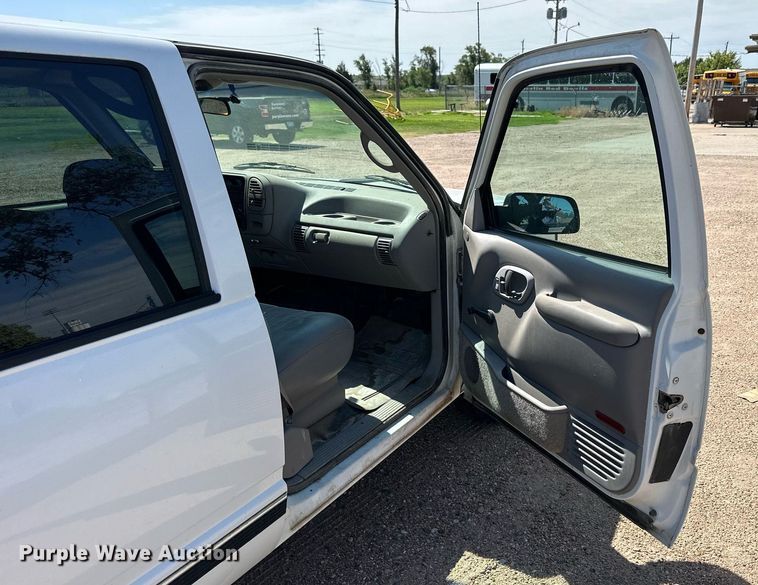 image for item NP9763 1996 Chevrolet Suburban  SUV