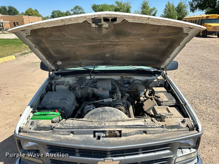 image for item NP9763 1996 Chevrolet Suburban  SUV