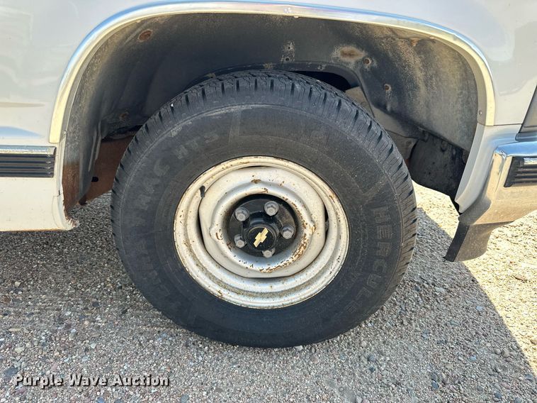 image for item NP9763 1996 Chevrolet Suburban  SUV