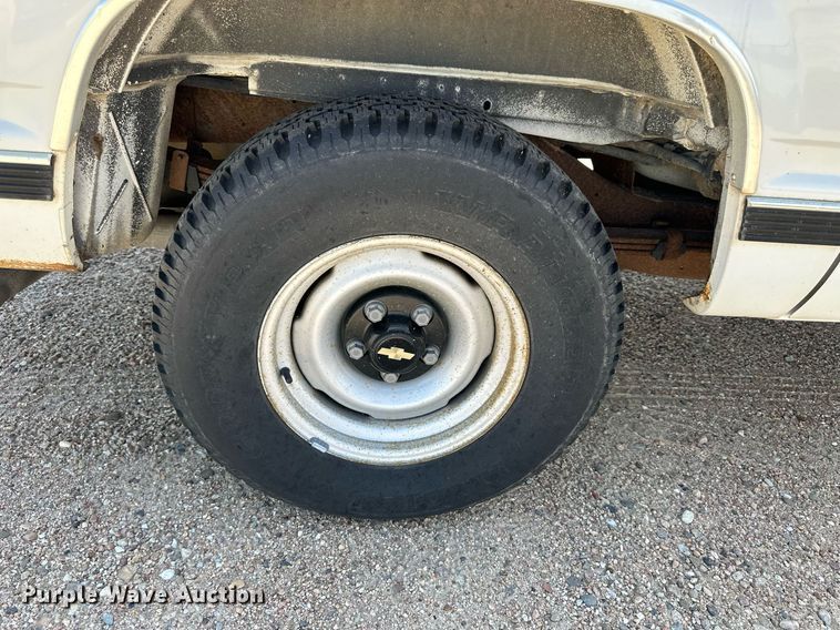 image for item NP9763 1996 Chevrolet Suburban  SUV