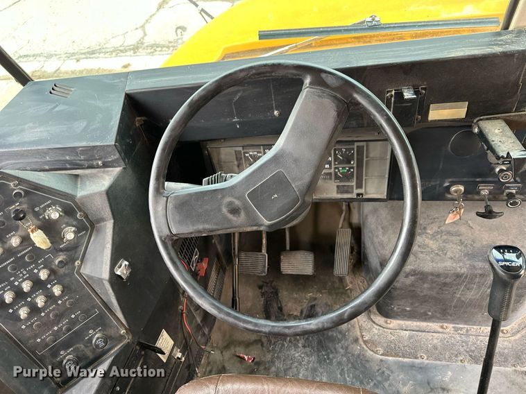 image for item NP9787 1996 International 3800  school bus