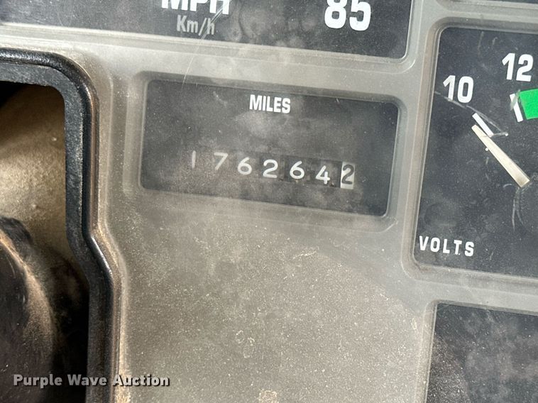 image for item NP9787 1996 International 3800  school bus