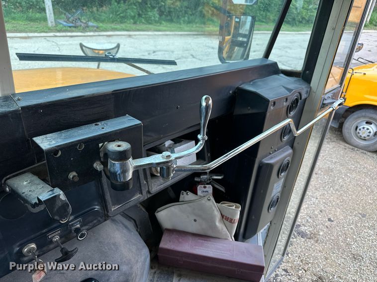 image for item NP9787 1996 International 3800  school bus