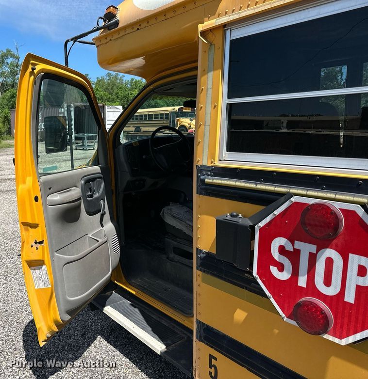 image for item NP9807 1998 GMC Savana G3500  school bus