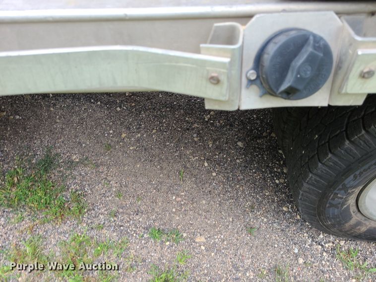 image for item NX9618 2000 GMC Sierra 3500 SLE  flatbed pickup truck