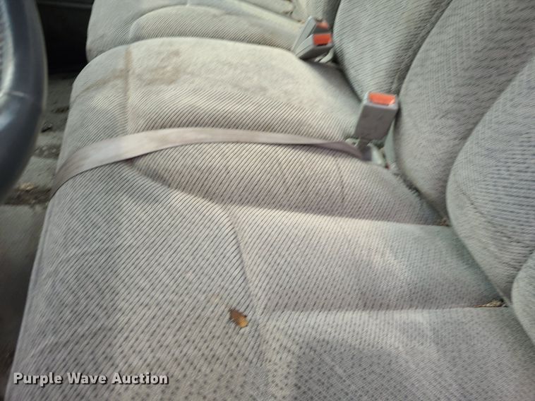 image for item NX9618 2000 GMC Sierra 3500 SLE  flatbed pickup truck