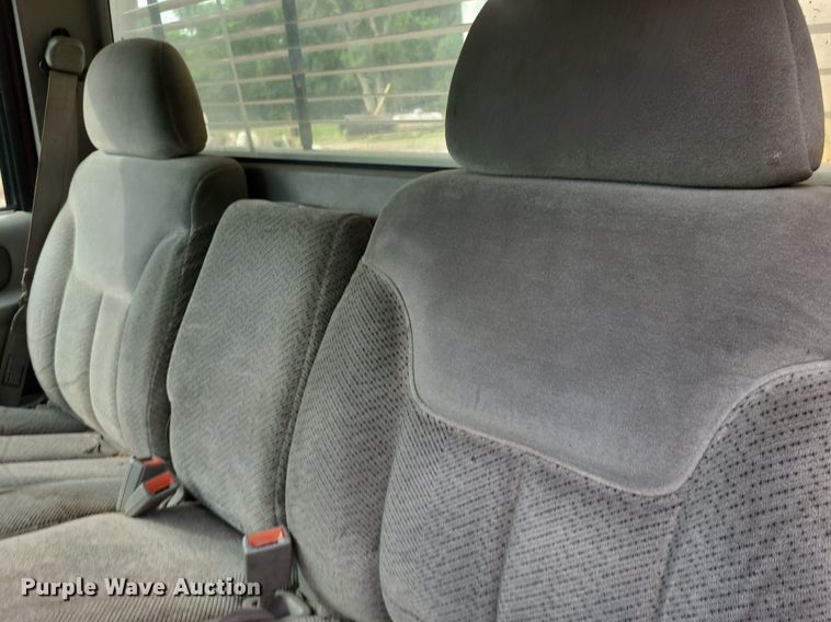 image for item NX9618 2000 GMC Sierra 3500 SLE  flatbed pickup truck