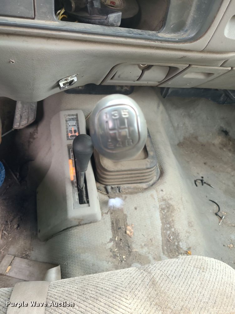 image for item NX9618 2000 GMC Sierra 3500 SLE  flatbed pickup truck