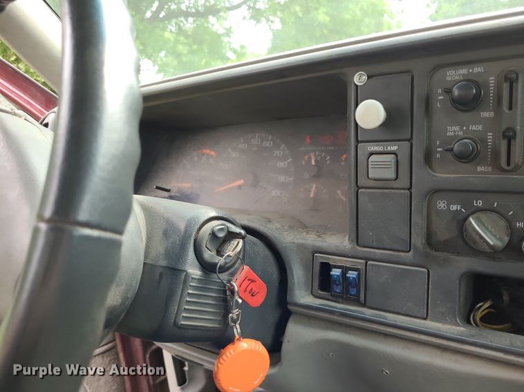 image for item NX9618 2000 GMC Sierra 3500 SLE  flatbed pickup truck