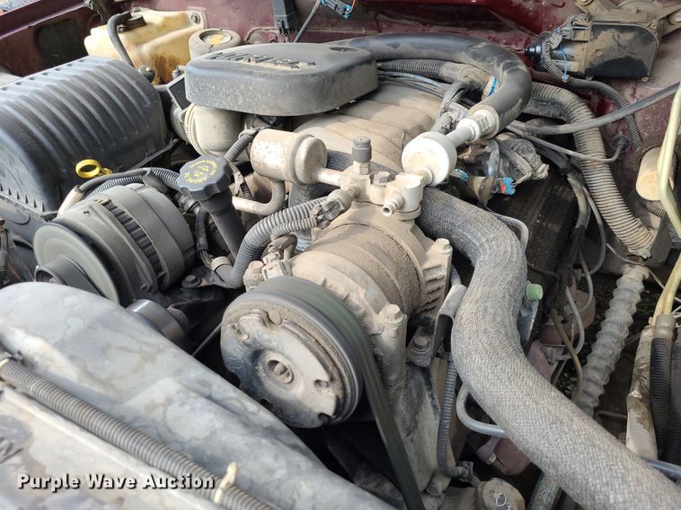 image for item NX9618 2000 GMC Sierra 3500 SLE  flatbed pickup truck