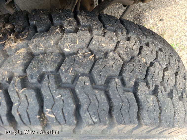 image for item NX9618 2000 GMC Sierra 3500 SLE  flatbed pickup truck