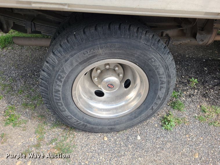 image for item NX9618 2000 GMC Sierra 3500 SLE  flatbed pickup truck